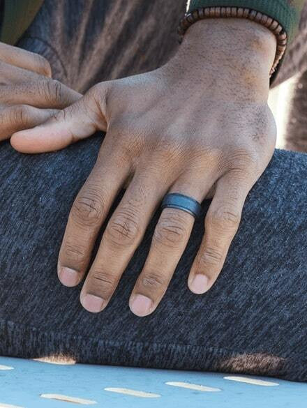  Qalo Men's Black Step Edge Polished Ring QS9-MXB
