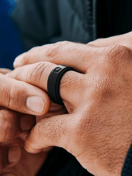  Qalo Men's Charcoal Step Edge Ring QS-MSC