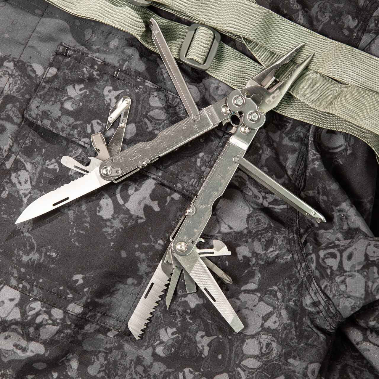  SOG PowerLock Satin With V-Cutter Multi-Tool